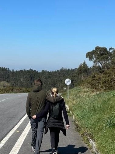 Patricia, haciendo el camino de Santiago junto a Kiko Gámez en el día de su cumpleaños