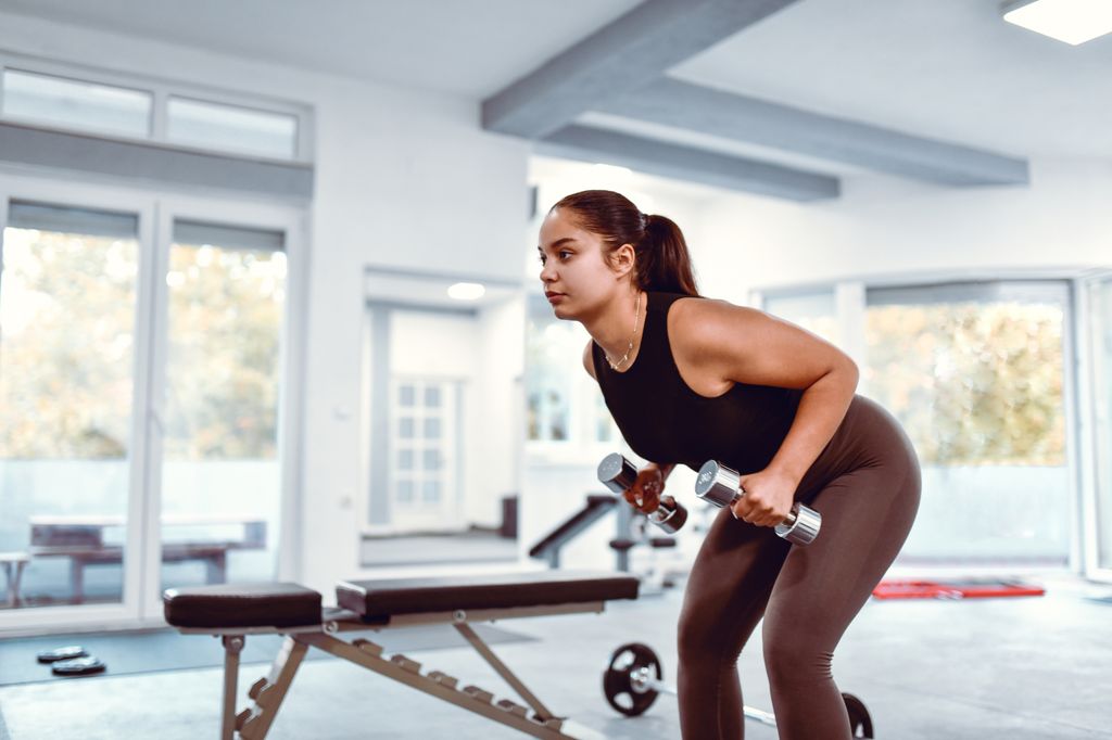 Mujer haciendo un ejercicio para tríceps