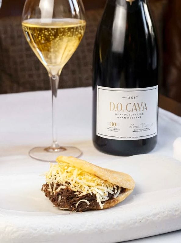 'Arepa frita casera con rabo de toro y queso de Mahón', una de las propuestas de Cotton House Hotel