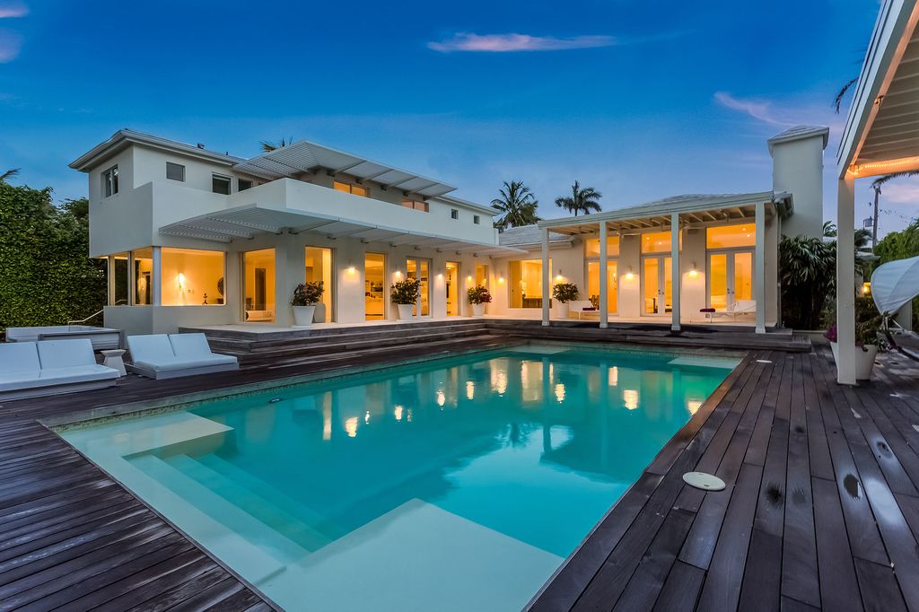 Zona de solárium en la casa de Shakira en Miami