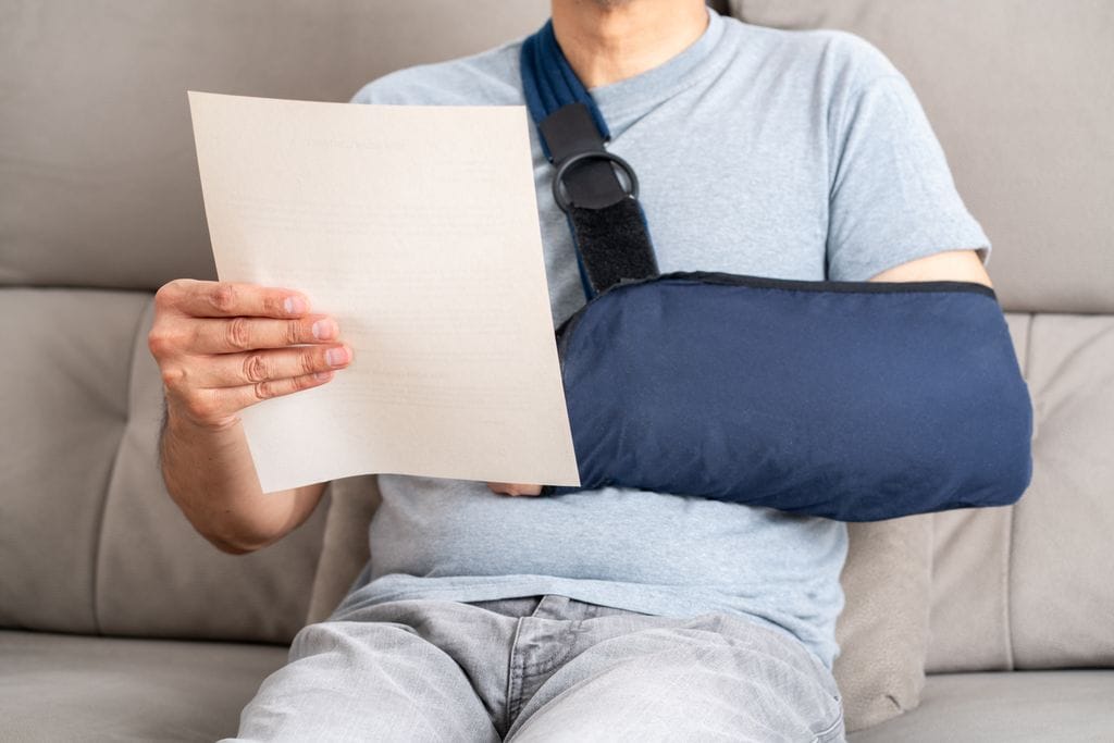 Hombre con un brazo en cabestrillo 