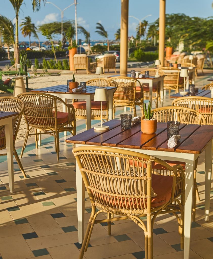 Marea trae sabores caribeños modernos en un entorno vibrante junto al mar, donde la cocina fresca se combina con la brisa del océano y el espíritu relajado de Aruba.
