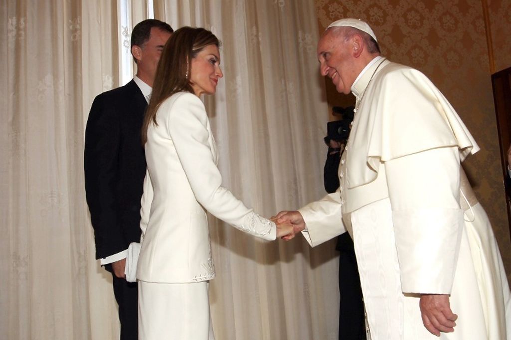 Como reina católica, doña Letizia puede usar el Privilegio de blanco en audiencias con el Papa.