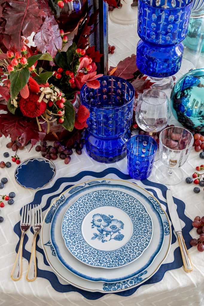 Mesa decorada en blanco y azul