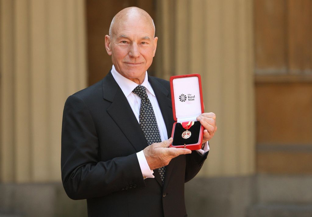 Patrick Stewart fue nombrado caballero por la reina Isabel II el 2 de junio de 2010.