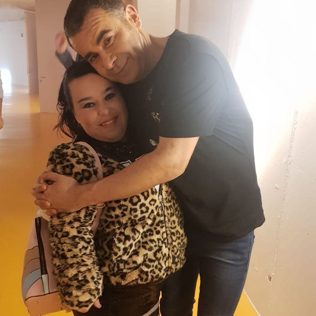 Tras su éxito en Gran Hermano, la cadena apostó por ella como reportera y colaboradora en programas de máxima audiencia como 'Sálvame', donde protagonizó disparatadas e icónicas secciones de calle que la mantuvieron durante años en la primera línea del corazón y el entretenimiento en España.