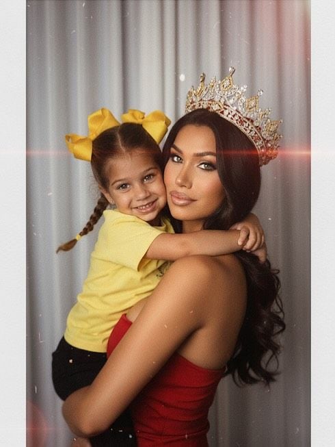 Lina Luaces con su yo más joven en una foto hecha con IA.