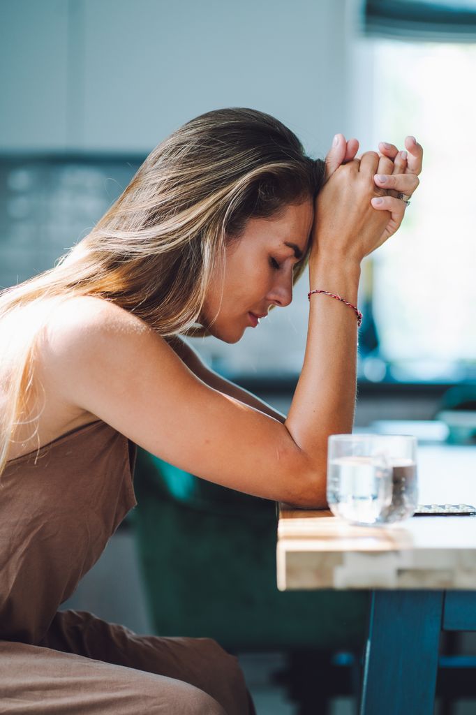Mujer con molestias digestivas