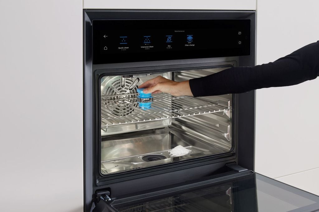 Horno con toma de agua que se limpia solo