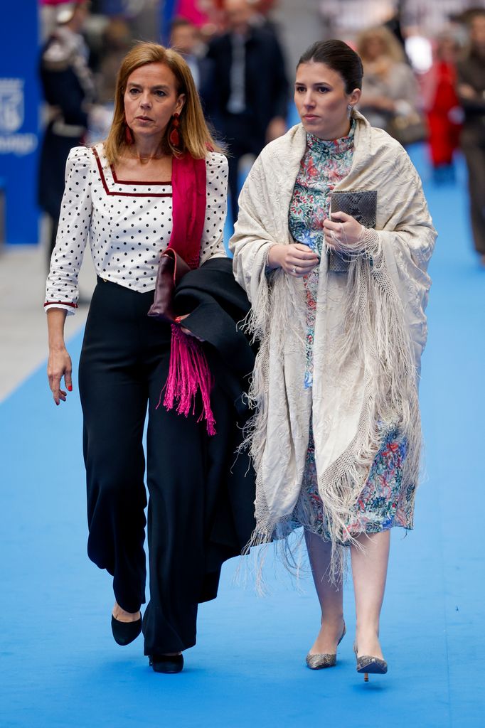 Teresa Urquijo con mantón de Manila en San Isidro junto a José Luis Martínez Almeida, 2026.
