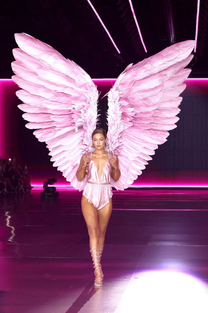 Gigi Hadid sobre la pasarela con alas voluminosas. 