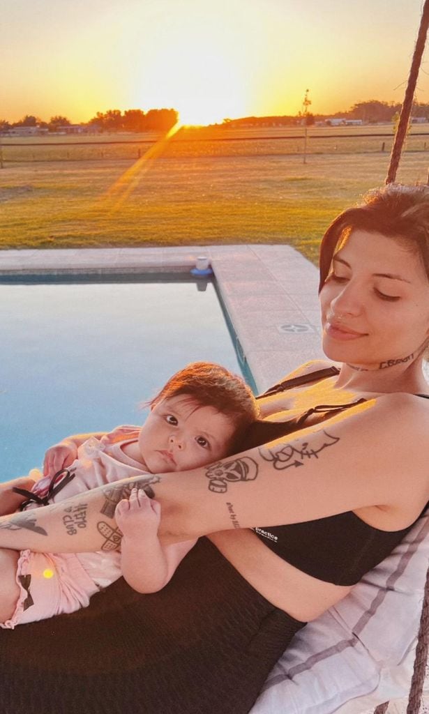 Cazzu con su hija Inti