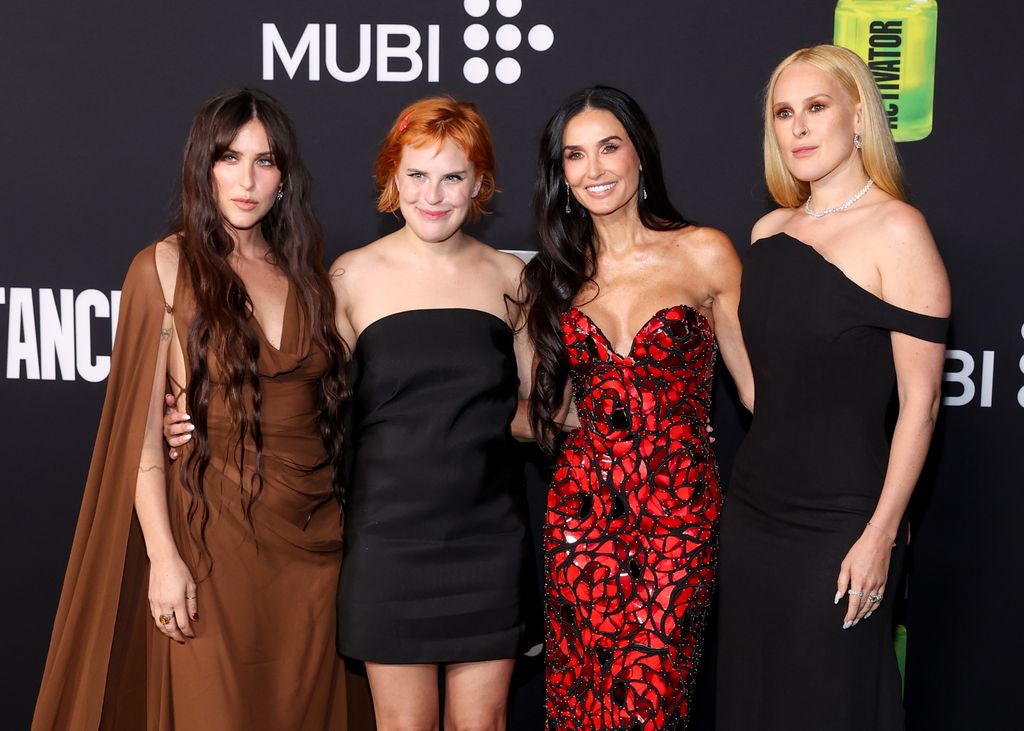 Demi Moore con sus tres hijas Scout, Tallulah y Rumer Willis en el estreno en Los Ángeles de 'The Substance'  