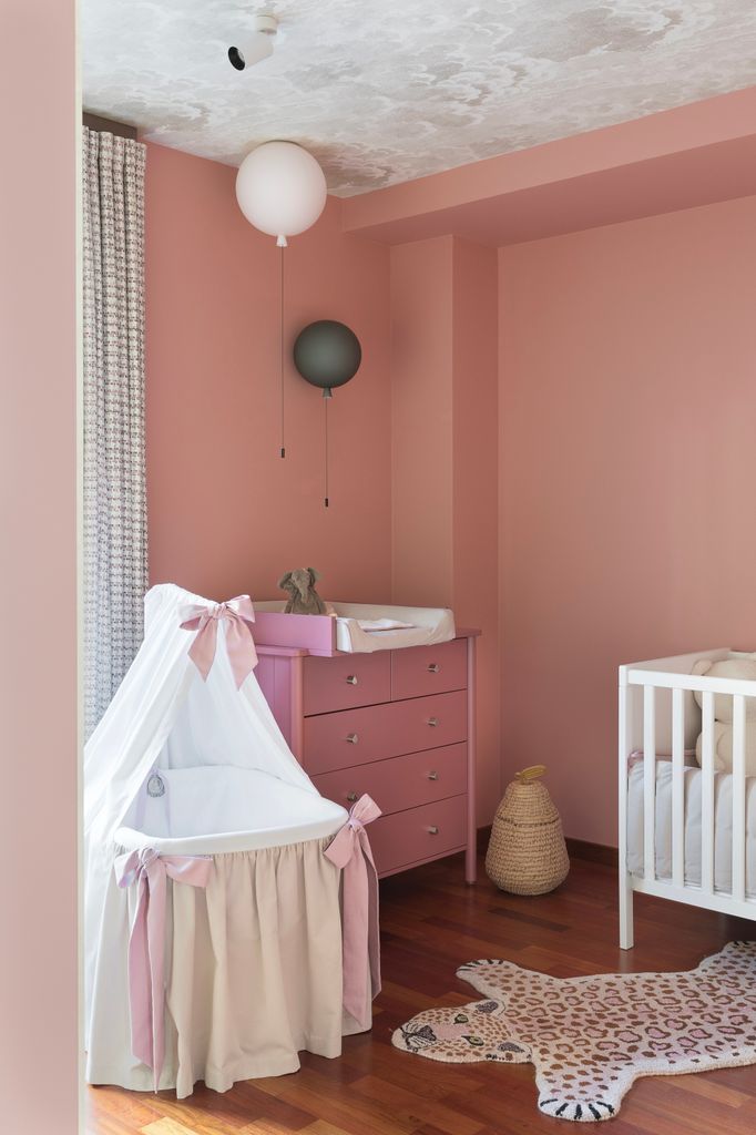 Dormitorio de bebé con dominio de la tonalidad rosa
