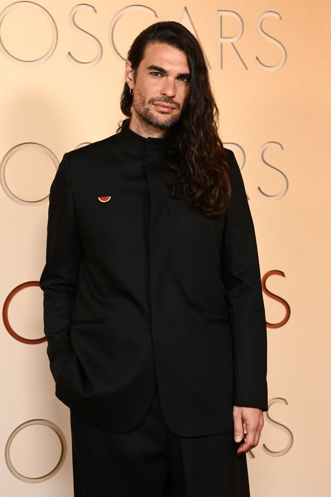 El director español Oliver Laxe en la alfombra roja de los premios Oscar 2026, vestido de Adolfo Domínguez. 