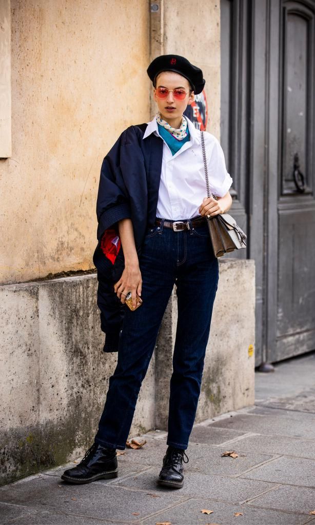 modelo con look de boina jeans y camisa blanca