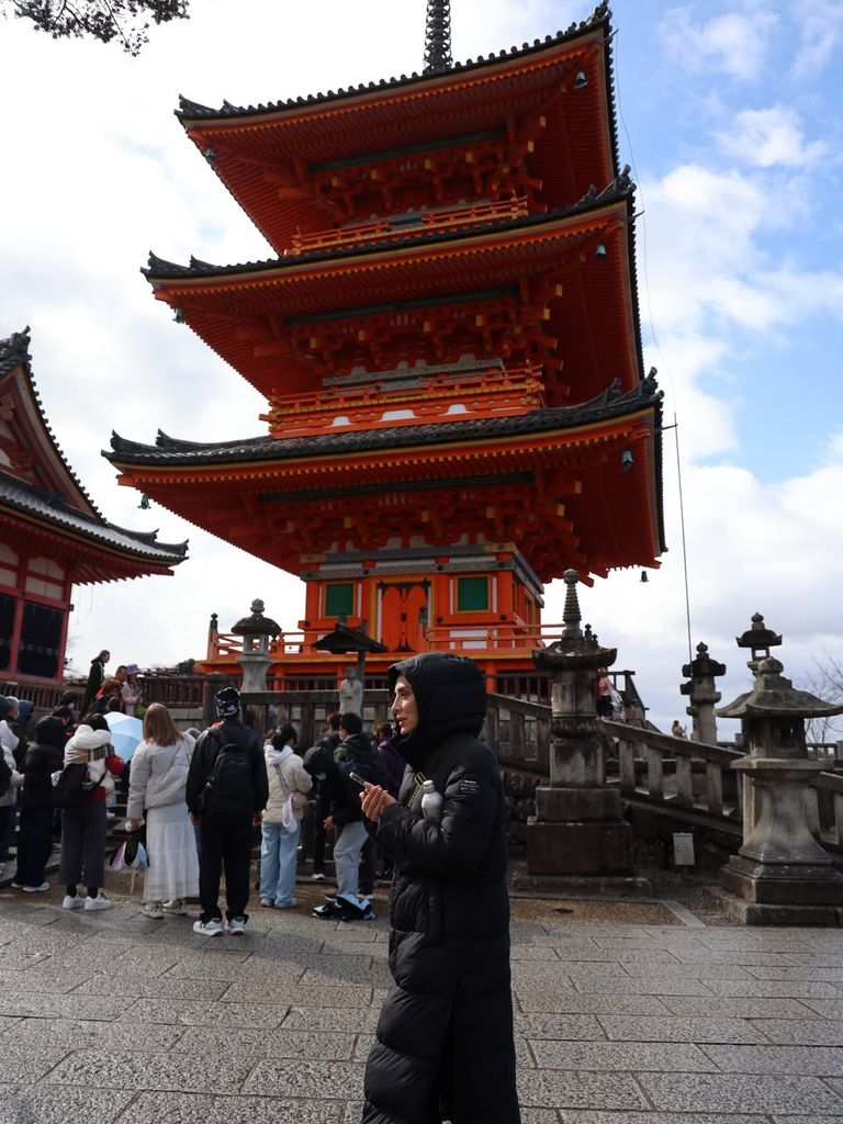 Tamara Falcó, frente a la Pagoda Sanjunoto del Templo Kiyomizu-dera, en Kyoto