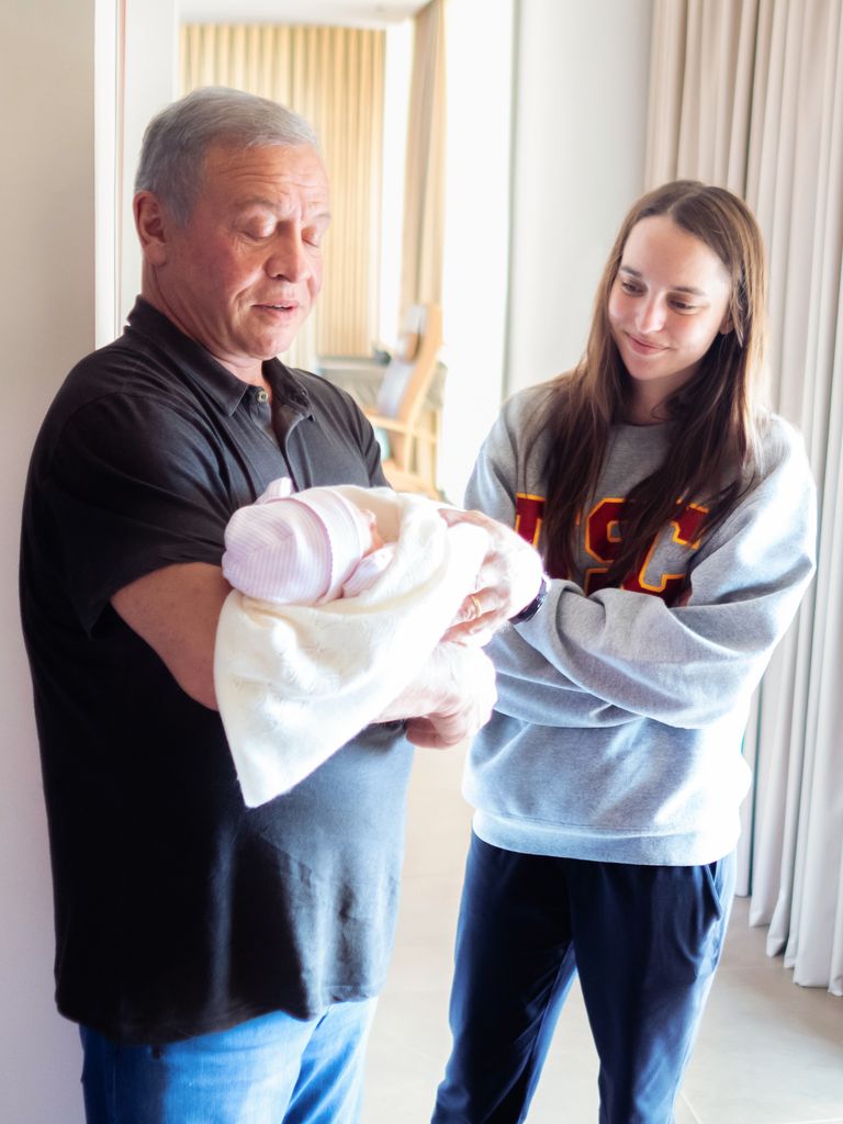 La princesa Iman junto a su padre y su sobrina recién nacida