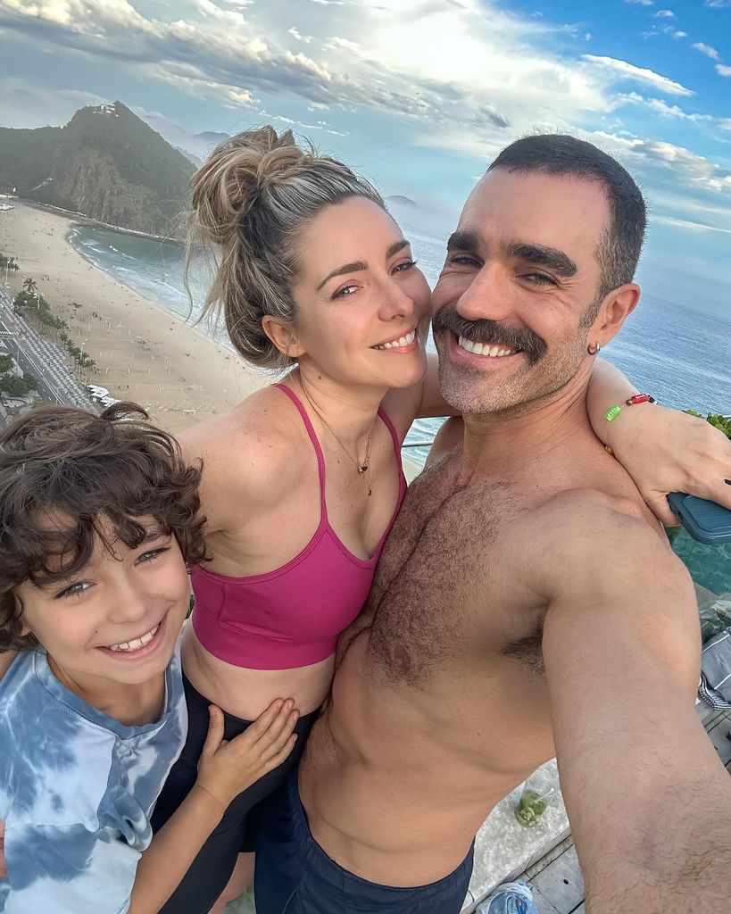 Ariadne Díaz, Marcus Ornellas y su hijo Diego.