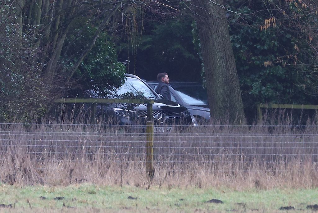 Un hombre es captado en las afueras del hogar de Andrés Mountbatten-Windsor el 19 de febrero de 2026 en Sandringham, Norfolk.