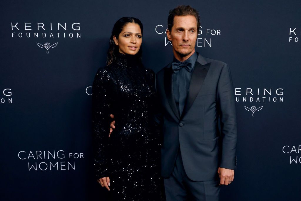 Plano medio de Camila y Matthew McConaughey en el photocall