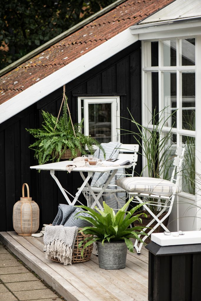 Terraza con muebles plegables de color blanco