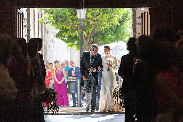 Novia con padre caminando al altar