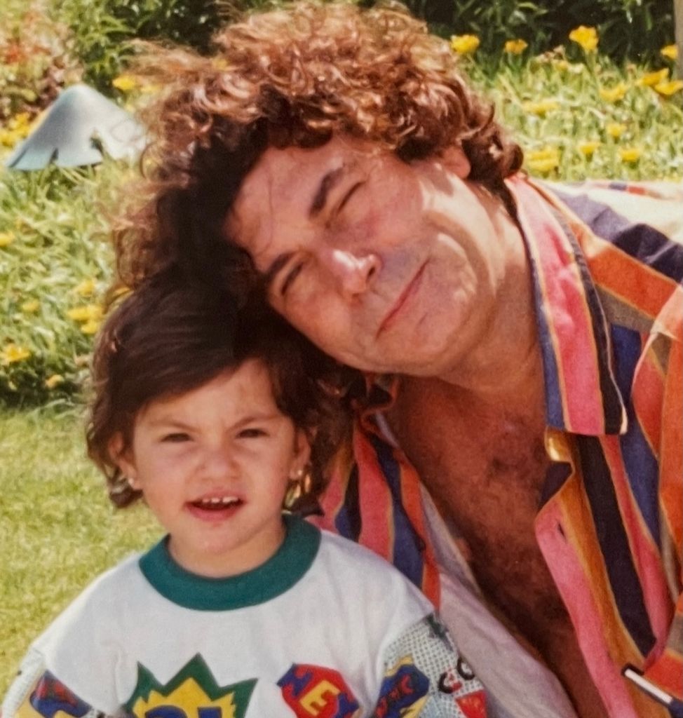 Andre en una foto con su padre en la década de los 90