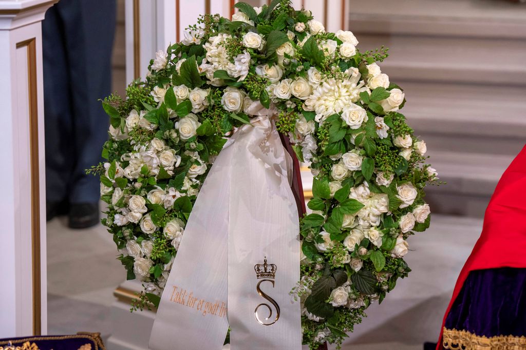 "Gracias por una vida maravillosa", la frase elegida por Sonia de Noruega en la cinta de la corona de flores de su marido 
