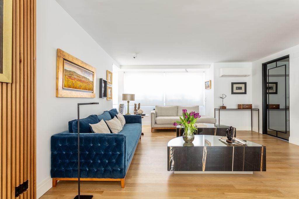 Susana de Villa da protagonismo a las texturas en un salón cuyos sofás se tapizan en dos tejidos: terciopelo azul y una tela jaspeada 