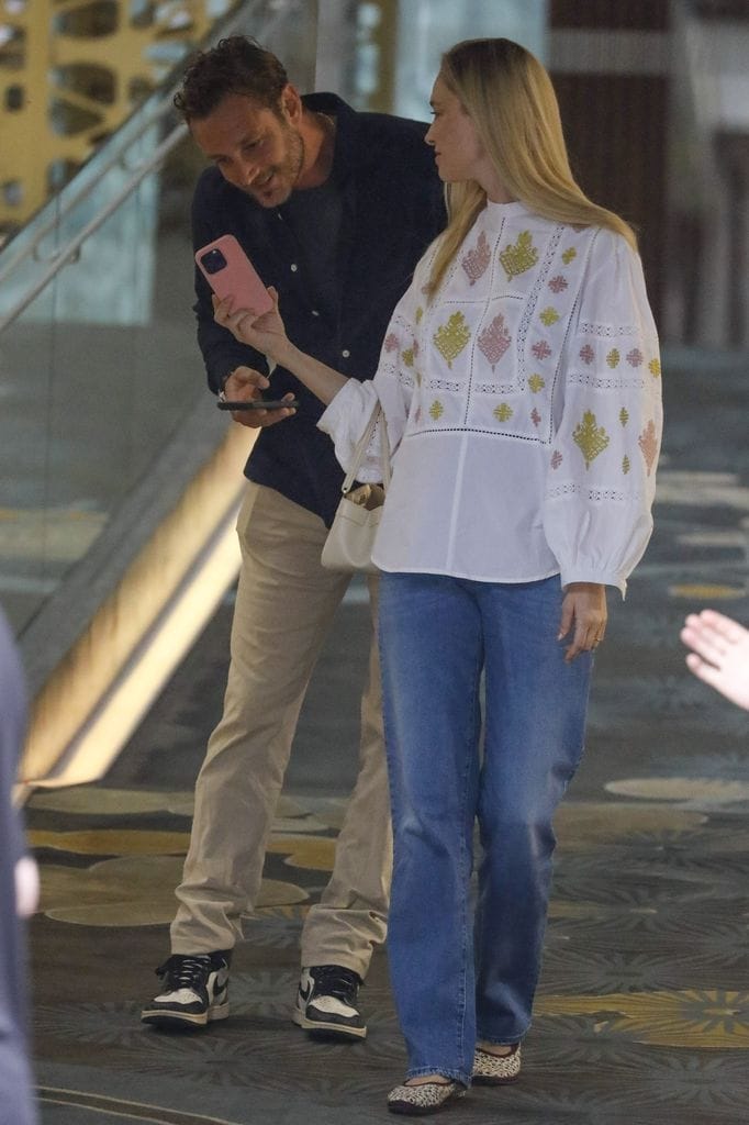 A la pareja se le vio muy sonriente durante su relajado paseo