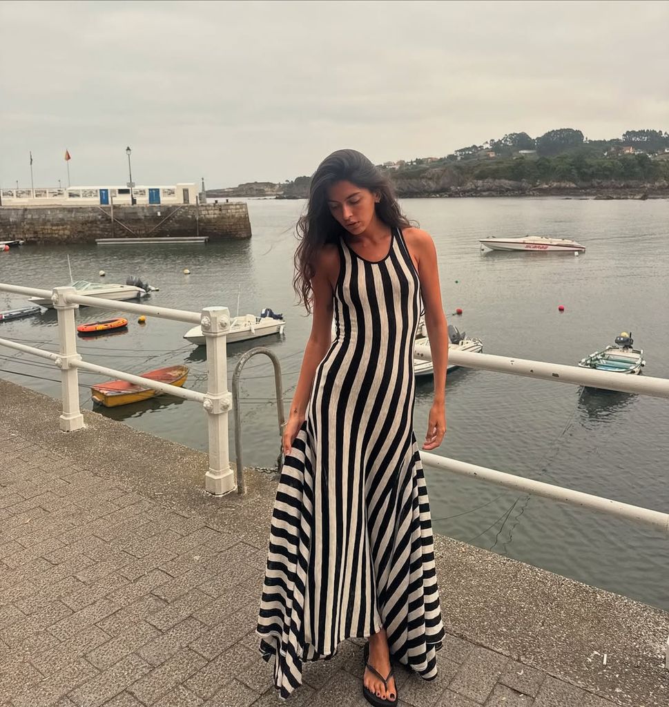El vestido de rayas de Mango que Lucía Rivera hizo viral en Asturias