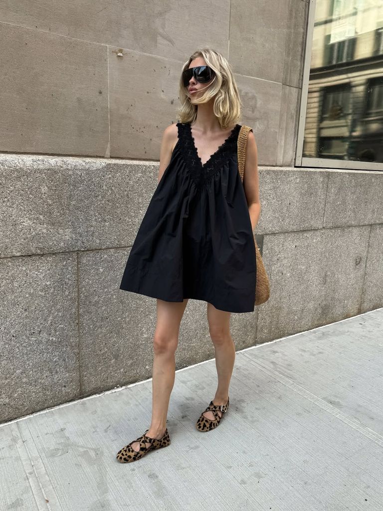 5 ocasiones en las que (por mucho calor que tengas) no deberías llevar un vestido de verano en agosto