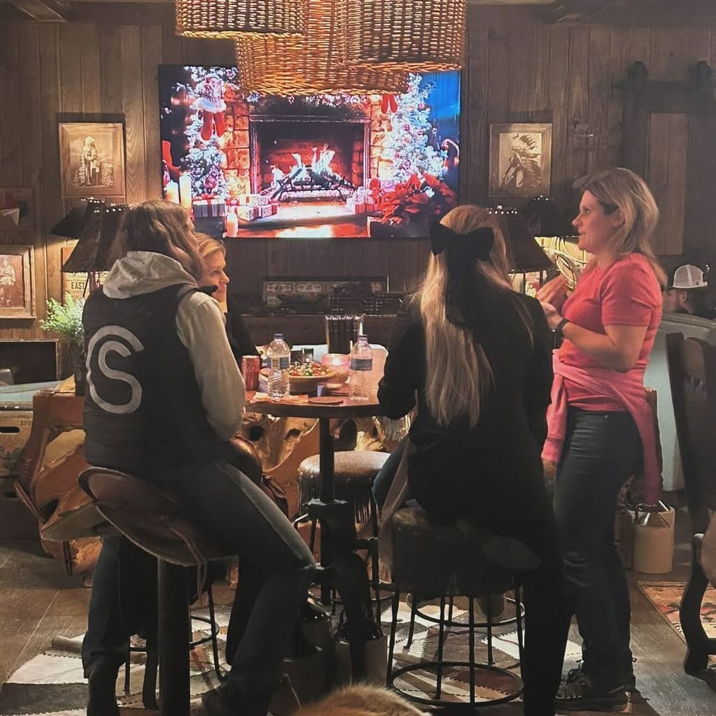 Corinna Schumacher (de perfil) junto con un grupo de invitadas a la fiesta