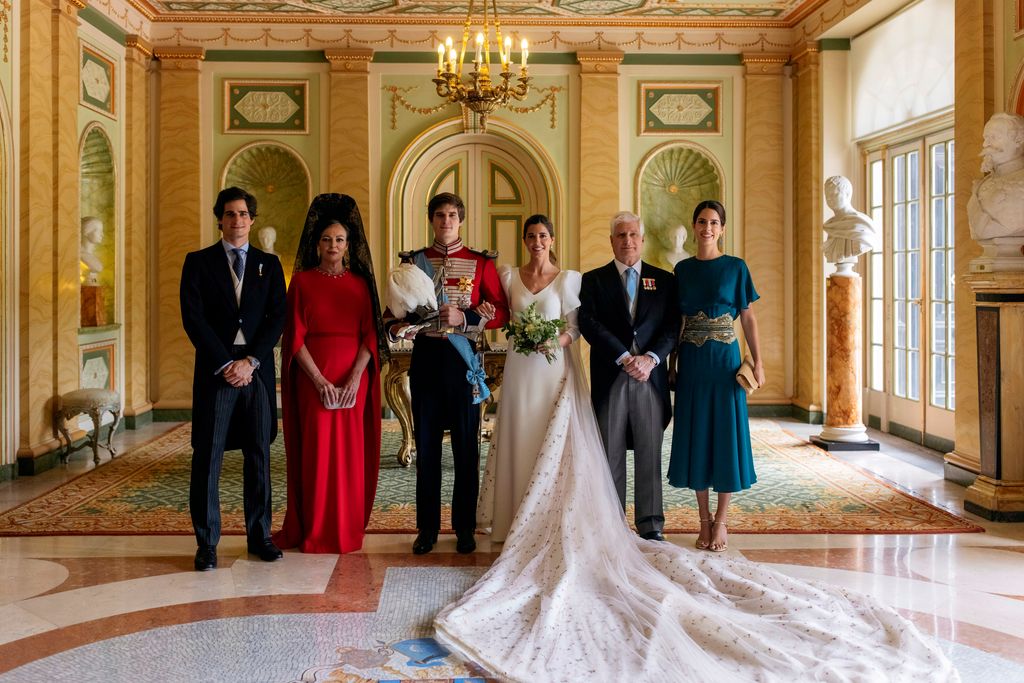 Carlos Fitz-James Stuart y Belén Corsini, junto a los duques de Huéscar, en el día de su boda en 2021, celebrada en el Palacio de Liria, en Madrid
