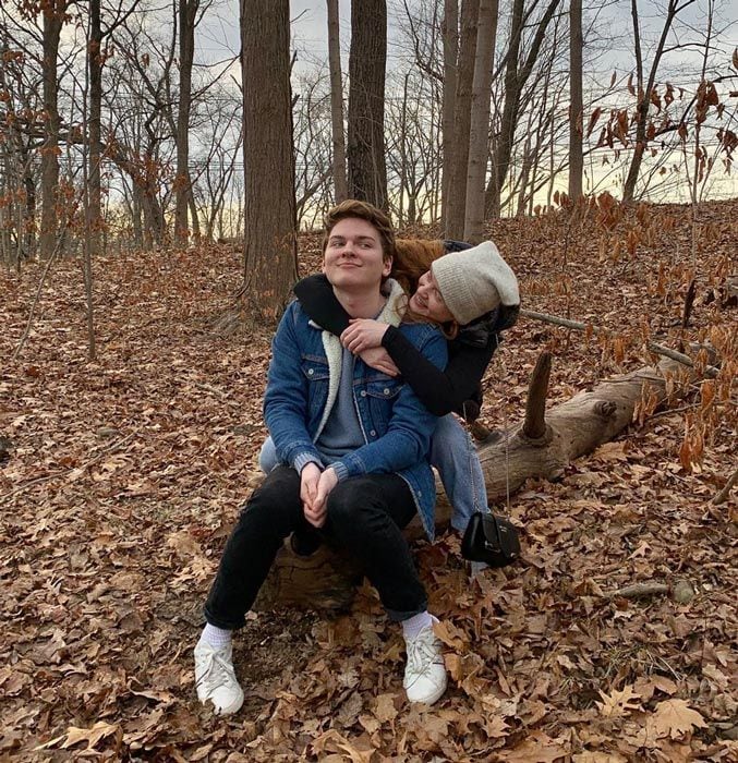 sadie sink con su hermano