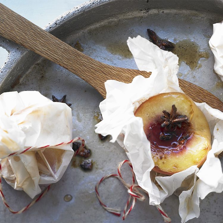 Papillote con fruta de verano y anís