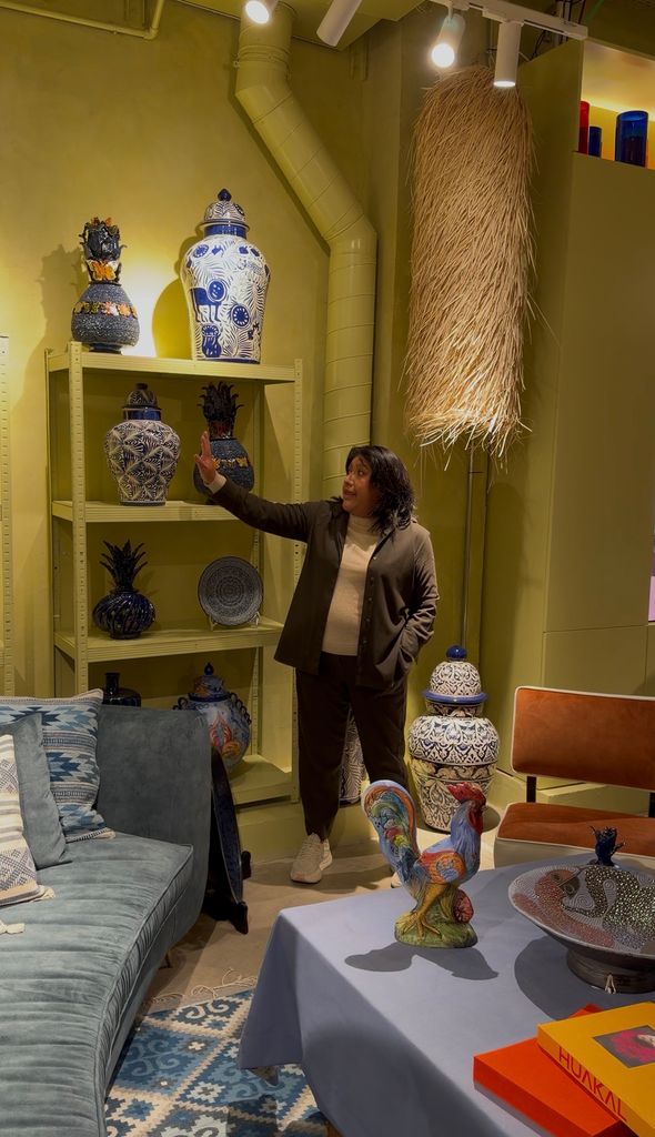 La cerámica mexicana, de gran riqueza artesanal, recuerda a la de Talavera por sus motivos y colores, pero destaca por sus relieves, que aportan textura, volumen y carácter a cada pieza.