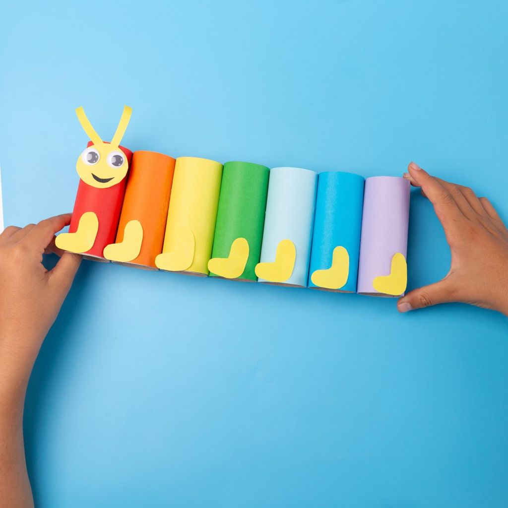 Manualidades: gusano portalápices con rollos de papel higiénico.