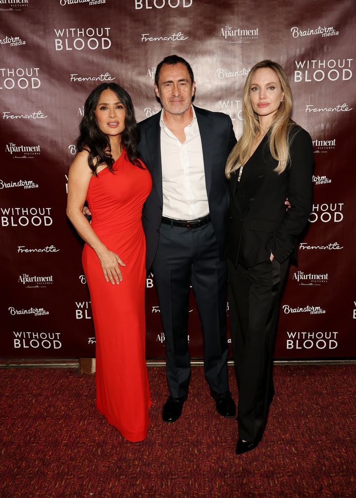 Salma Hayek Pinault, Demián Bichir y Angelina Jolie en la premier de 'Without Blood' en Village East Cinema el 14 de septiembre de 2026, en Nueva York.