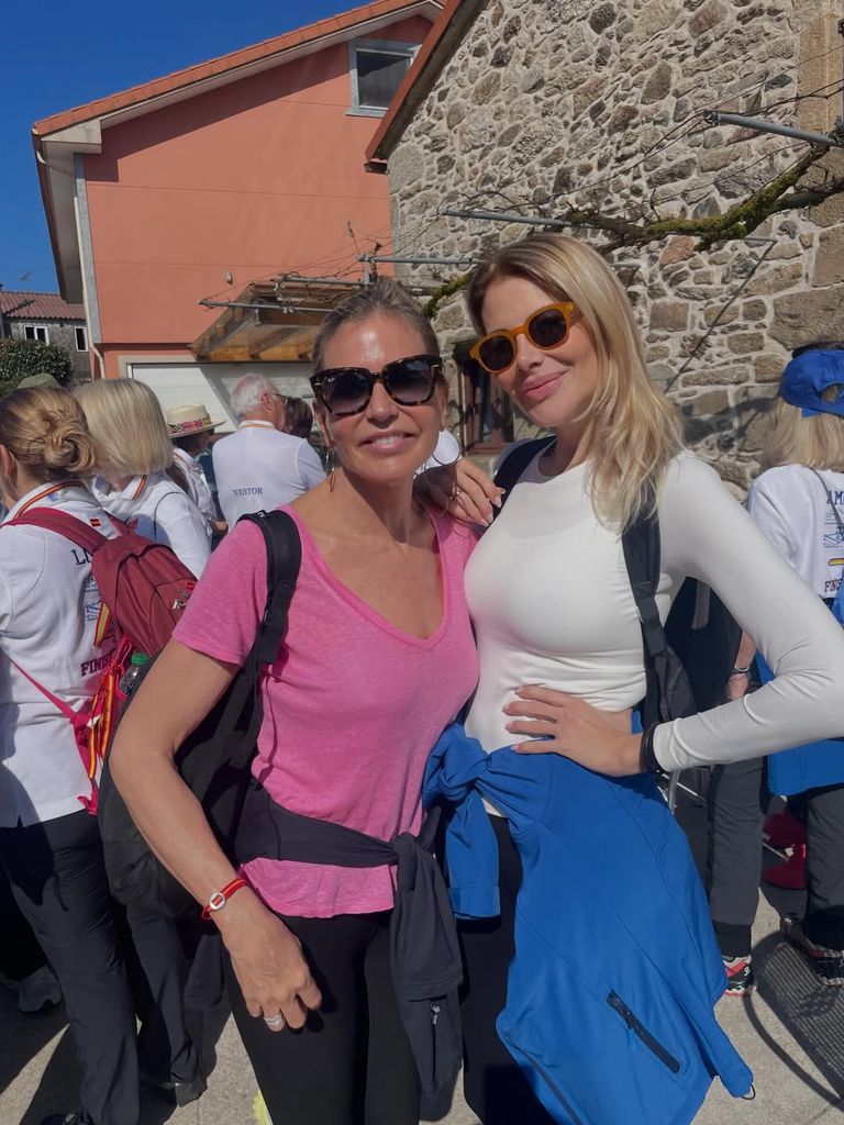 Patricia Cerezo junto a amigas haciendo el Camino de Santiago