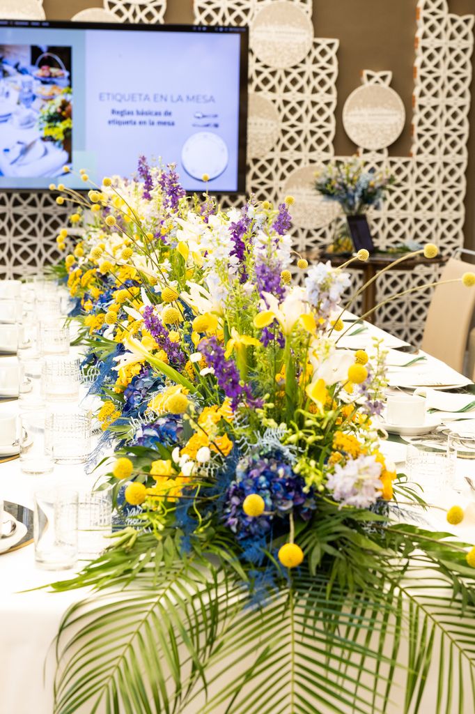 El centro de la mesa estuvo a cargo de los expertos florales Israel Sánchez López y Nacho Viñau Ena.