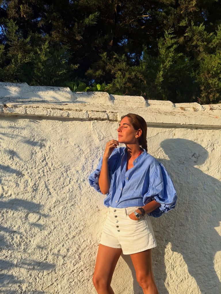 Lourdes Montes con blusa azul de lino de Monbali.