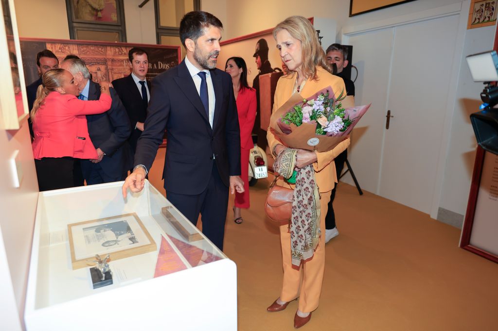 La infanta Elena con un traje chaqueta con el color que simboliza la alegría taurina