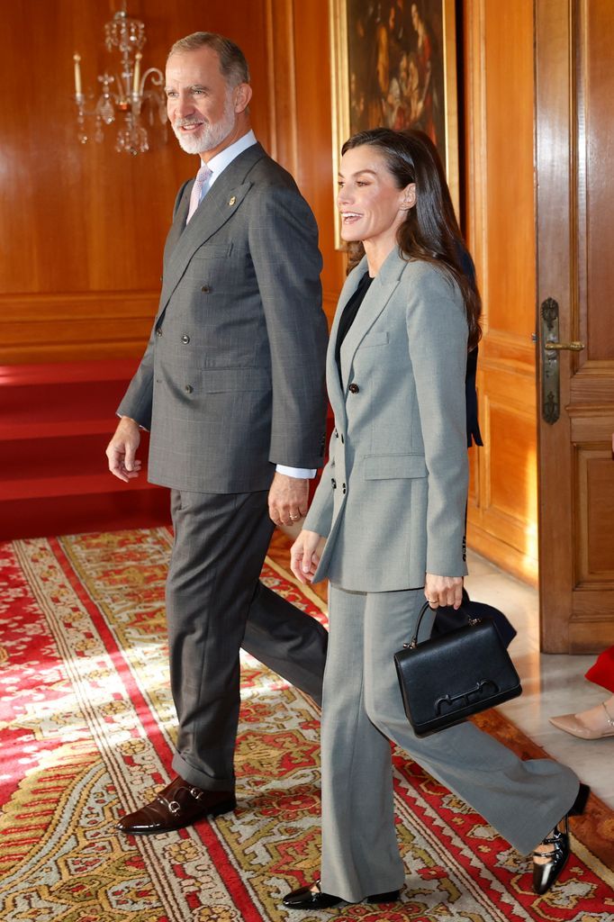 La reina Letizia con un traje gris en las audiencias de 2025