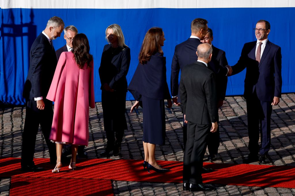 Los Reyes saludan a los miembros de las delegaciones que participan en su viaje de Estado a Finlandia