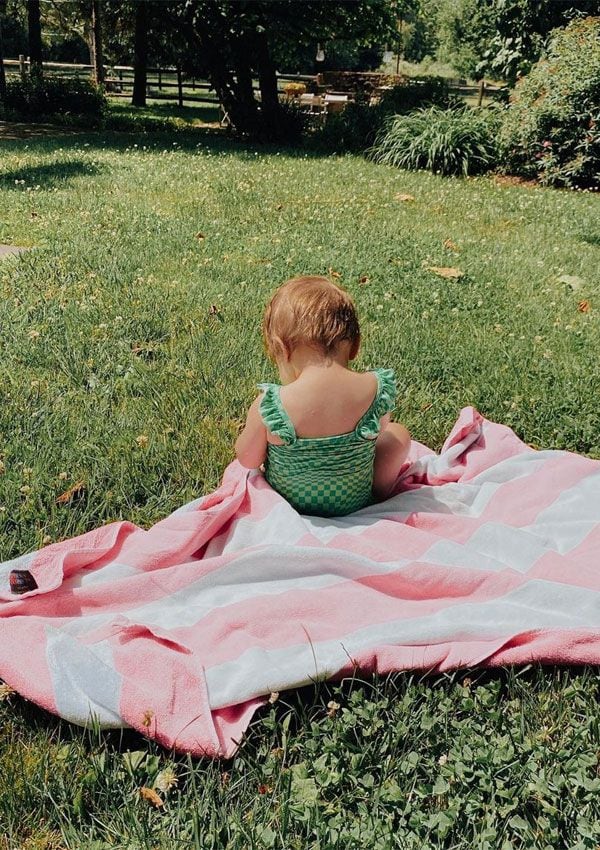 Gigi Hadid y su hija Khai dan la bienvenida al verano en bañadores a juego