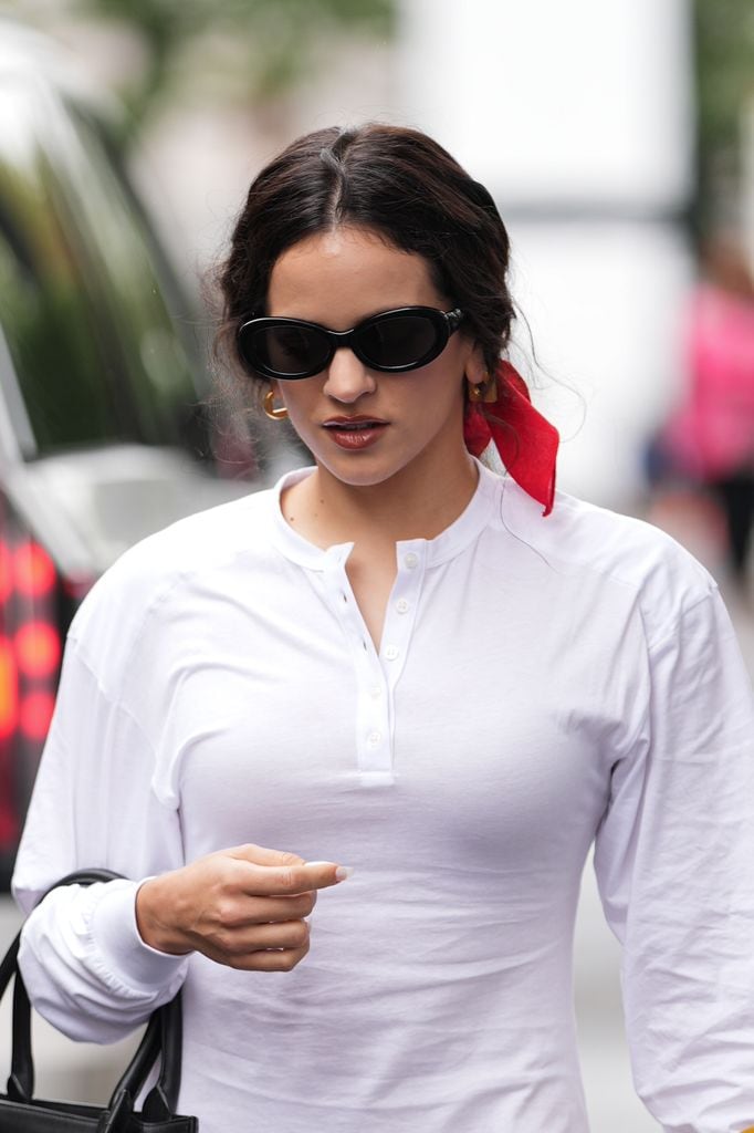 Rosalía asiste a la final del US Open con vestido blanco
