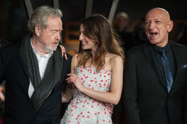La buena relación y sintonía entre la actriz, director y reparto de la película quedó patente en el estreno. En la imagen, María con Ridley Scott y Sir Ben Kingsley