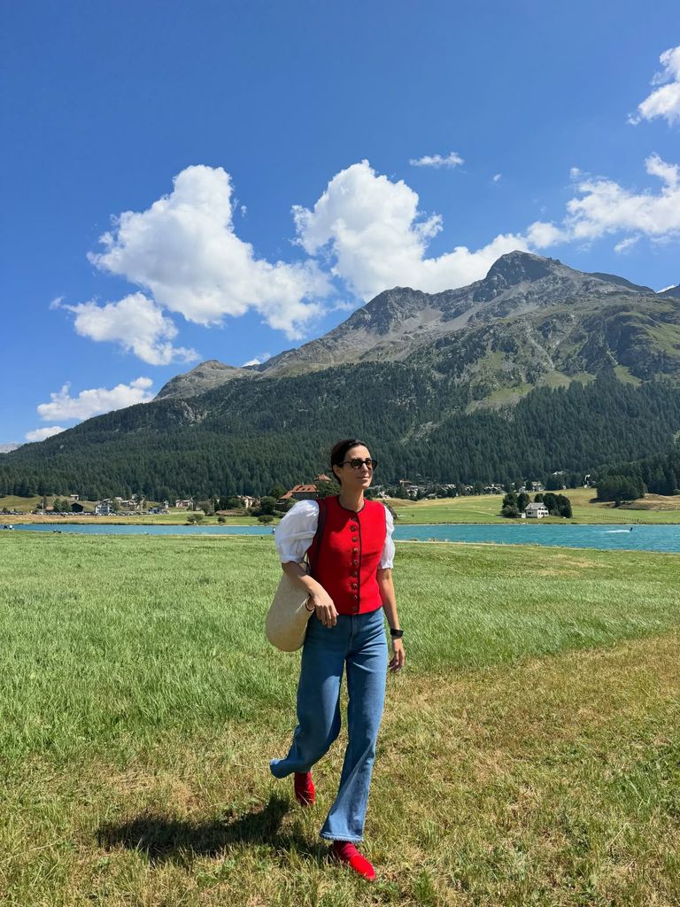 Sassa de Osma con look abrigado disfrutando de sus vacaciones de verano en Suiza